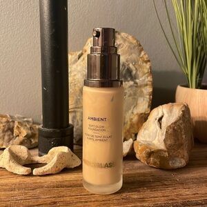 Ambient Soft Glow Foundation HOURGLASS